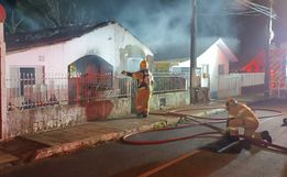 Incêndio destrói residência e deixa homem gravemente ferido em Xanxerê