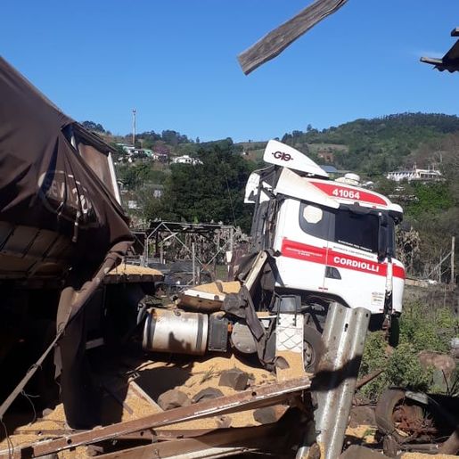 Carreta desgovernada atinge pedestres na curva da morte em Romelândia 