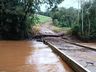 Enchente leva ponte no interior de Tunápolis
