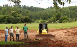 Vice-prefeito e secretário  acompanham o andamento  de obras no interior