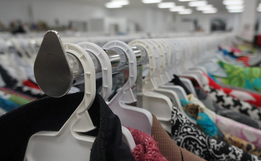 Grupo Esperança realiza brechó beneficente em prol de garoto com deficiências múltiplas