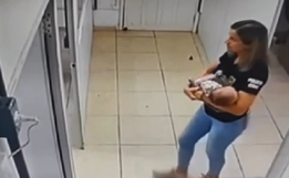 Policial embala bebê enquanto mãe, vítima de violência, é atendida; Veja