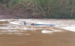 Barco encalha no rio das Antas e ocupantes são resgatados pelos Bombeiros 