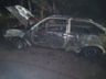 Carro é destruído com indícios de incêndio criminoso no interior