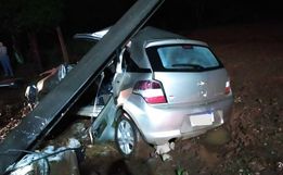 Jovens escapam com lesões leves em acidente de carro contra poste
