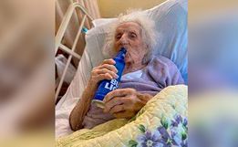 Mulher de 103 anos comemora cura do COVID-19 bebendo cerveja