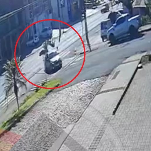 Câmera flagra acidente que deixou motociclista ferida em SMO 