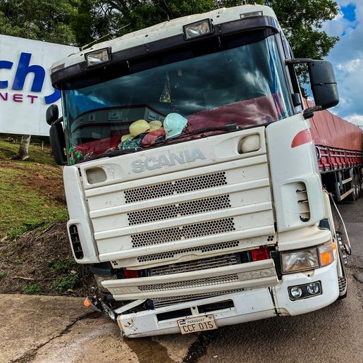 VÍDEO: Caminhão do Paraguai cai em sarjeta para evitar colisão traseira