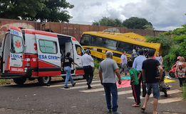 Grave acidente entre ônibus escolar e uma locomotiva deixa duas pessoas mortas