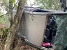 Carro sai da pista cai de ribanceira e fica preso em árvores na BR-282 em Iraceminha