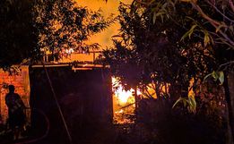 Incêndio destrói totalmente casa em Dionísio Cerqueira