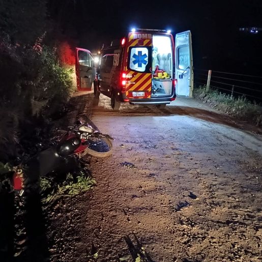 Homem fica ferido em queda de motocicleta em Itapiranga