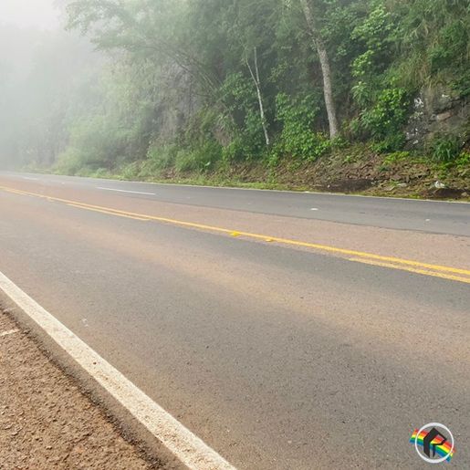Falta de faróis ligados aumenta risco de acidentes em dias de intensa neblina