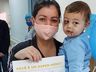Bebê que sobreviveu a ataque em creche recebe alta no dia das mães