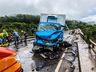 GRAVE: Caminhão, carro e utilitário batem de frente e um dos veículos cai da ponte, uma pessoa morre