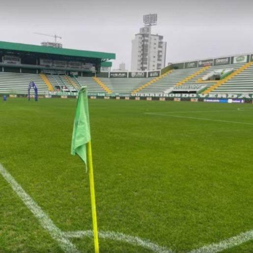 Torcida do Grêmio esgota ingressos para jogo contra o Vasco na Arena Condá