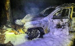Após colidir em árvore, Amarok fica destruída pelo fogo em São Miguel do Oeste