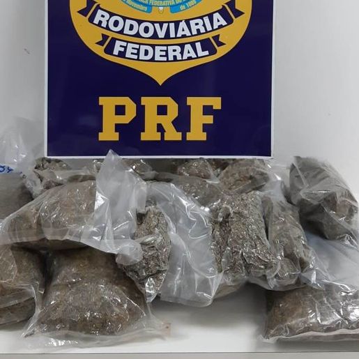 PRF apreende 7 kg de maconha com passageiro de ônibus na BR-163