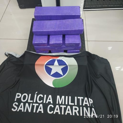 Menor é apreendido com R$ 10 mil em maconha