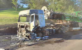Carreta com colheitadeira pega fogo na BR-282 em Iraceminha