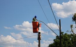 Empresa realiza novos reparos na iluminação pública, em Iporã do Oeste