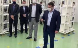 VÍDEO: Moisés chora ao visitar linha de produção de respiradores em SC