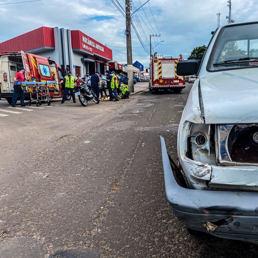 Colisão entre carro e moto deixa mulher ferida na Willy Barth em SMO
