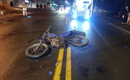 Duas pessoas ficam feridas em colisão entre carro e moto, em Riqueza