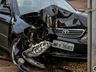 Condutor colide carro em poste e foge do local em São Miguel do Oeste; vídeo