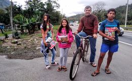 Sem internet, pai percorre 28 km de bicicleta buscar tarefas dos filhos