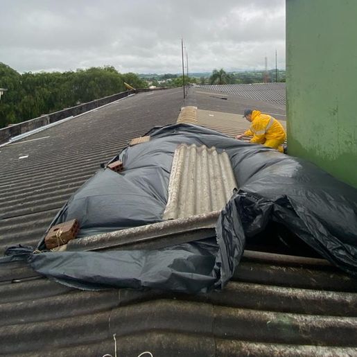 Temporal danifica telhado de escola estadual, em Iporã do Oeste