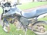 Moto colide em fiação sobre a pista e duas pessoas ficam feridas em acidente na SC 163