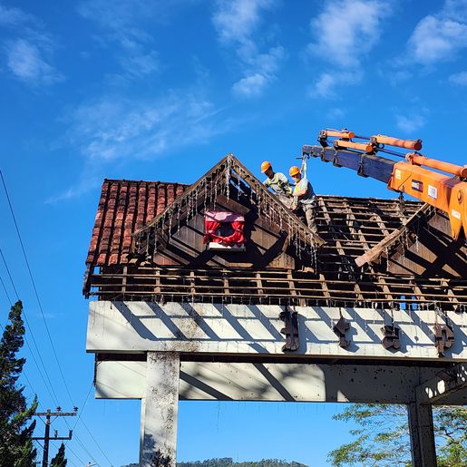 Prefeitura inicia remoção do telhado do pórtico de Itapiranga 