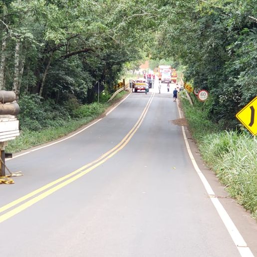 Carga se desprende de caminhão, atinge carro e mata duas pessoas na SC-283