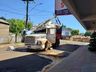 Caminhão desgovernado causa diversos danos em postes, veículo e residência de Iporã do Oeste