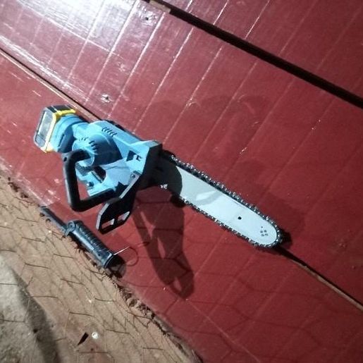 Homem morre após invadir casa com faca e motosserra em Saudades 