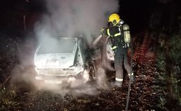 Carro é destruído por incêndio no interior de Itapiranga