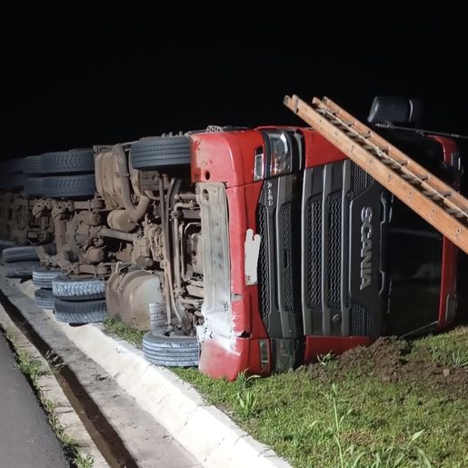 Caminhão tomba após sair da pista e deixa motorista ferido em Cunha Porã