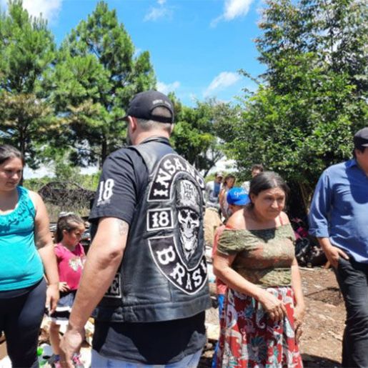 Família em vulnerabilidade social recebe ajuda de moto clube