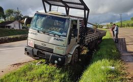 Problema mecânico faz motorista perder controle da direção de caminhão 