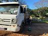 Jovem sofre ferimentos em colisão lateral de moto e caminhão