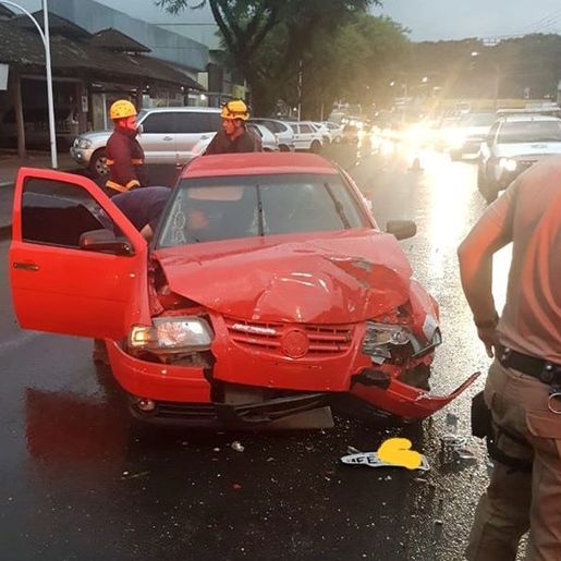 Colisão entre carro e caminhão deixa duas pessoas feridas em Maravilha