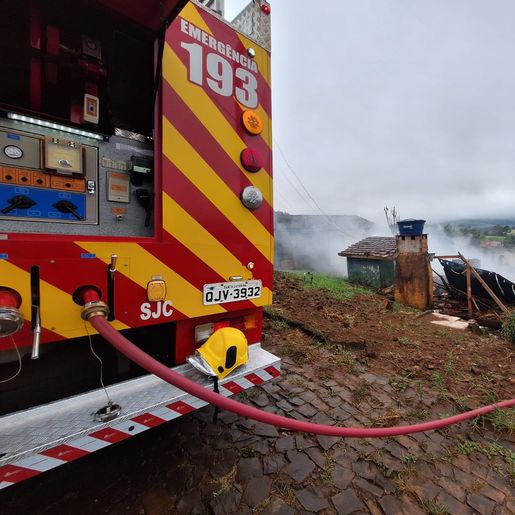 Casa é destruída por incêndio em Guarujá do Sul
