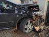 Motorista perde controle e colide contra mercado