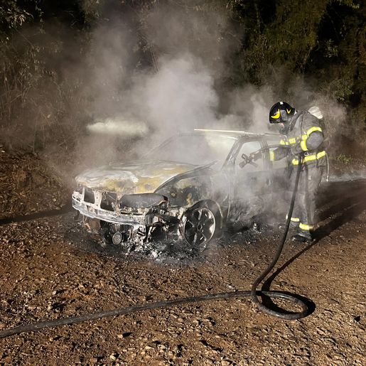 Incêndio destrói carro no interior de São Miguel do Oeste