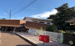 Caminhão bitrem invade quintal de residência em Guarujá do Sul