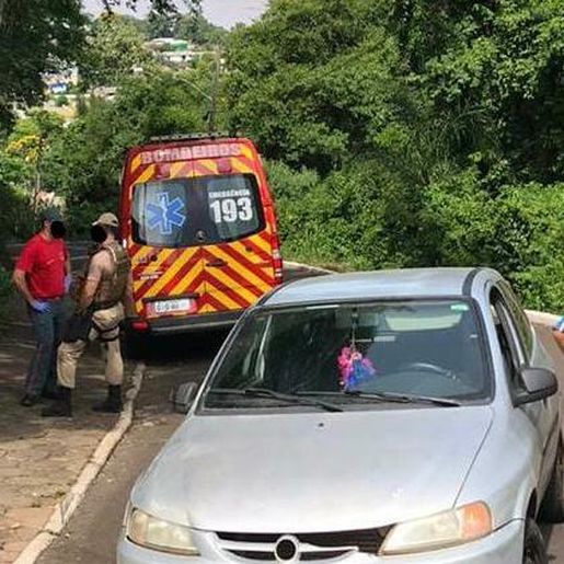 Jovem sofre ferimentos em acidente entre carro e moto em Itapiranga