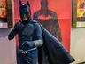 Jovem fantasiado de Batman assiste filme no Cine Peperi; fotos