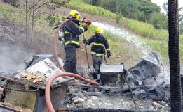 Vídeo: Idoso de Riqueza perde residência, móveis e animais de estimação em incêndio