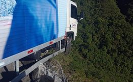 Caminhão fica pendurado à beira de precipício na Serra do Rio do Rastro em SC